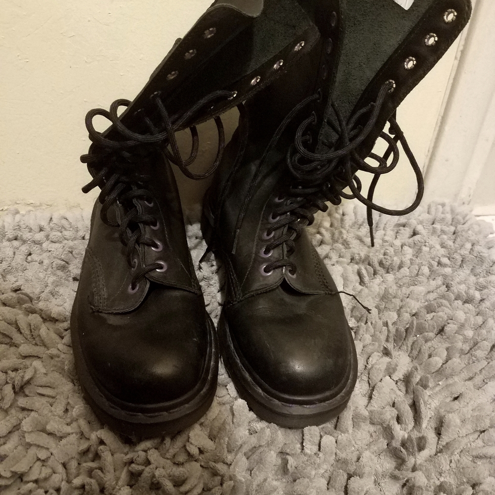 Dr. Martens 14 eyelet boots
